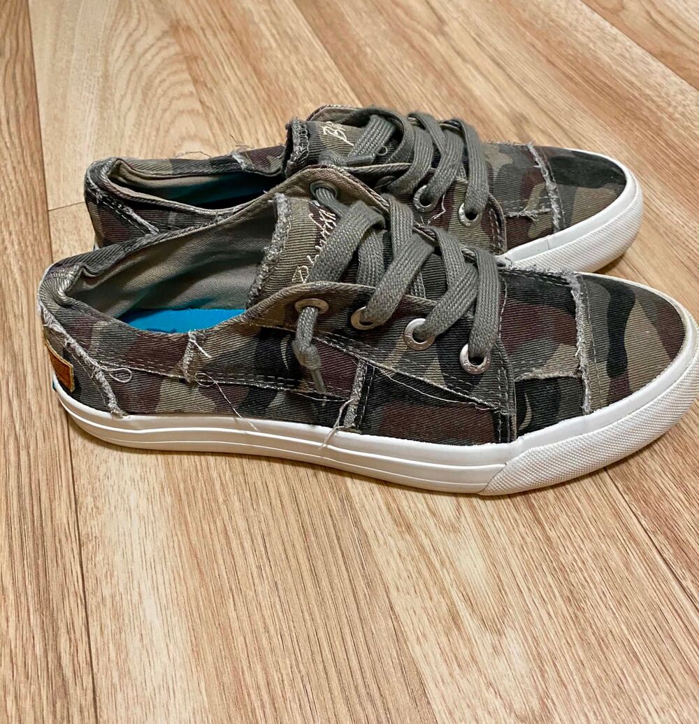 Blowfish Malibu Women’s Camo Distressed Lace-Up Sneakers Size 7.5